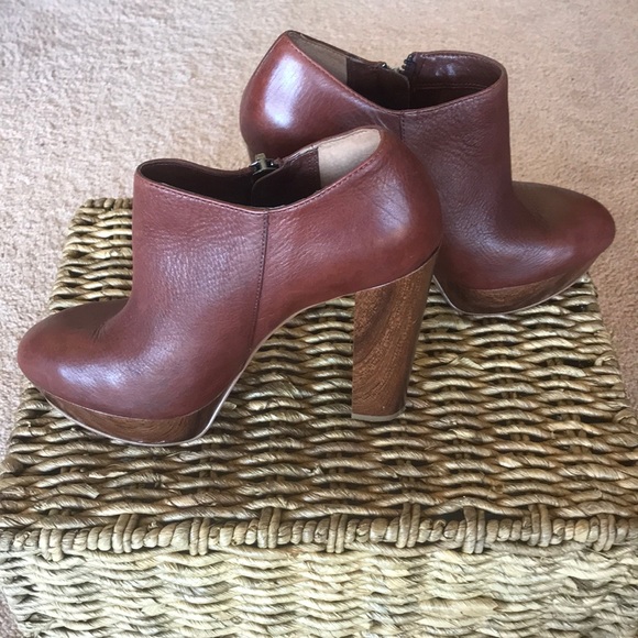Guess Brown Platform Bootie - 8M - Picture 2 of 6
